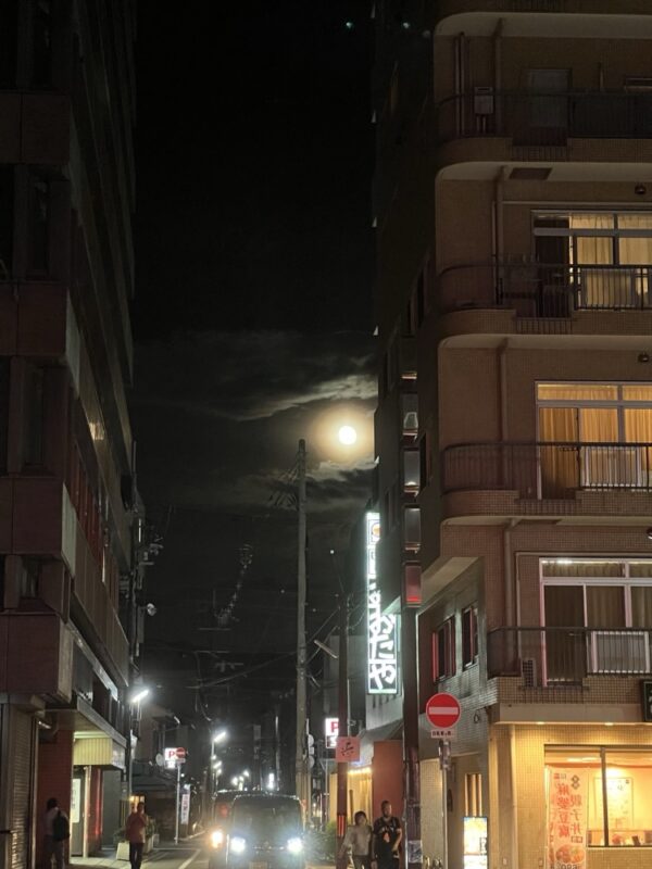 ホテルのまわり。夜でも人通りがある