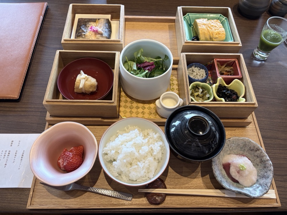 朝ごはんの御膳。重箱と小鉢が並びます