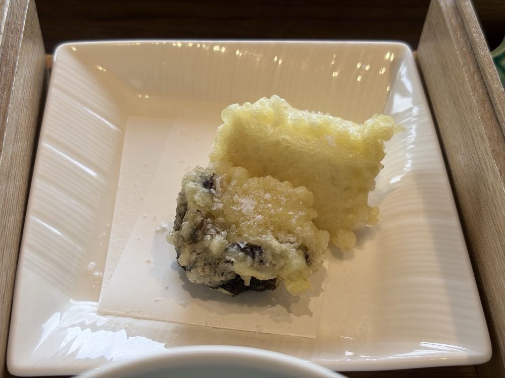 揚げたての天ぷら。黒鮑と壱州豆腐です