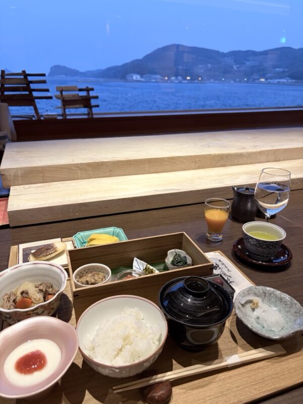 朝の海を見ながら食べます