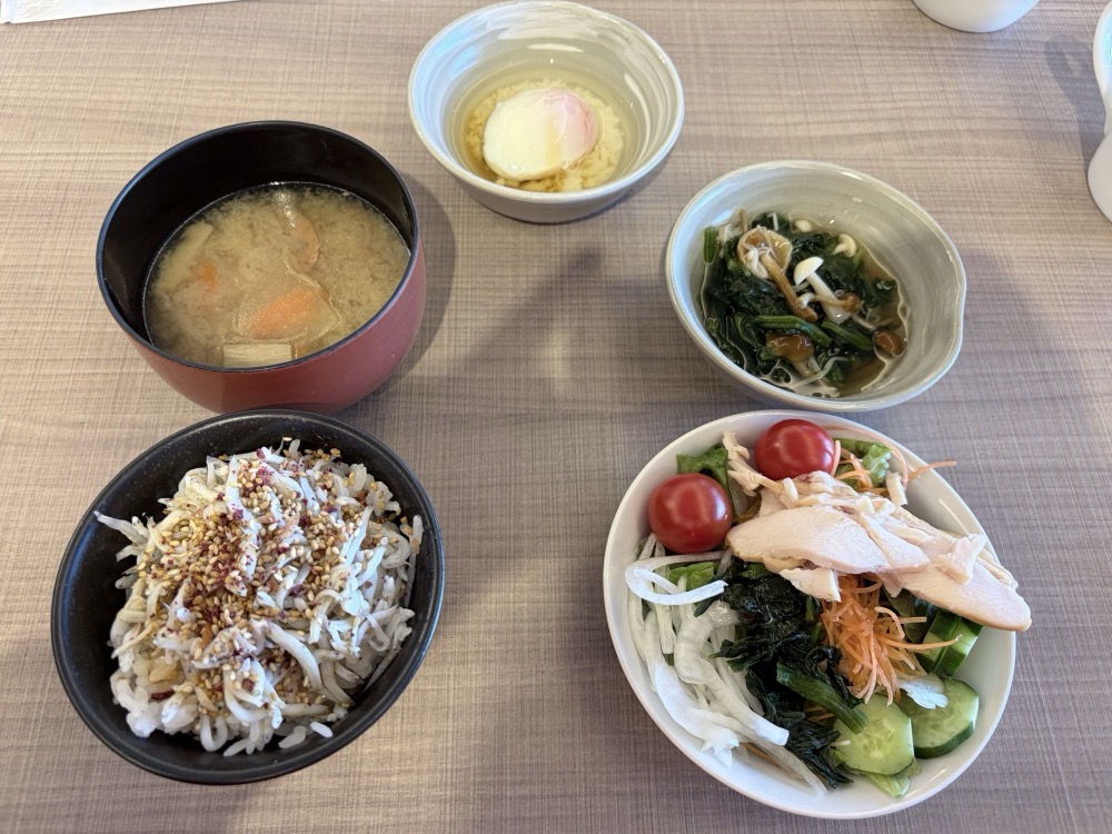 しらす丼に味噌汁、温泉卵。これが私の定番です