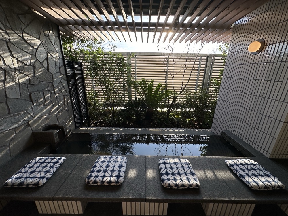 足湯。タオルが並んでいます