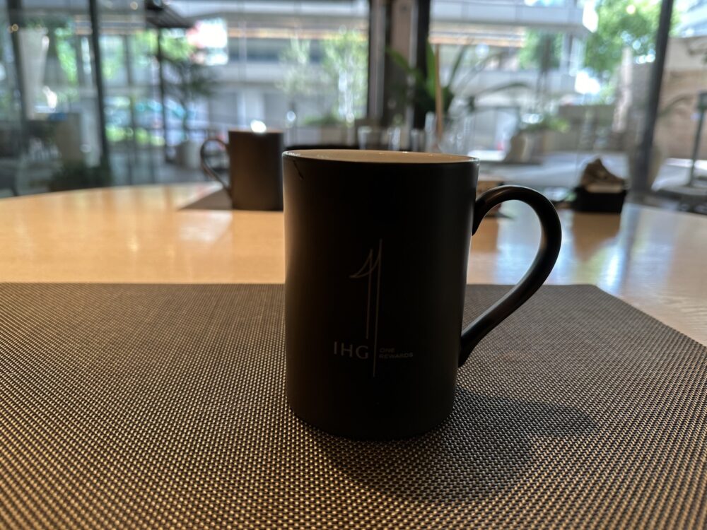 朝食のコーヒー IHGのマグカップ
