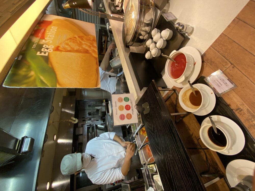 朝食のライブキッチン