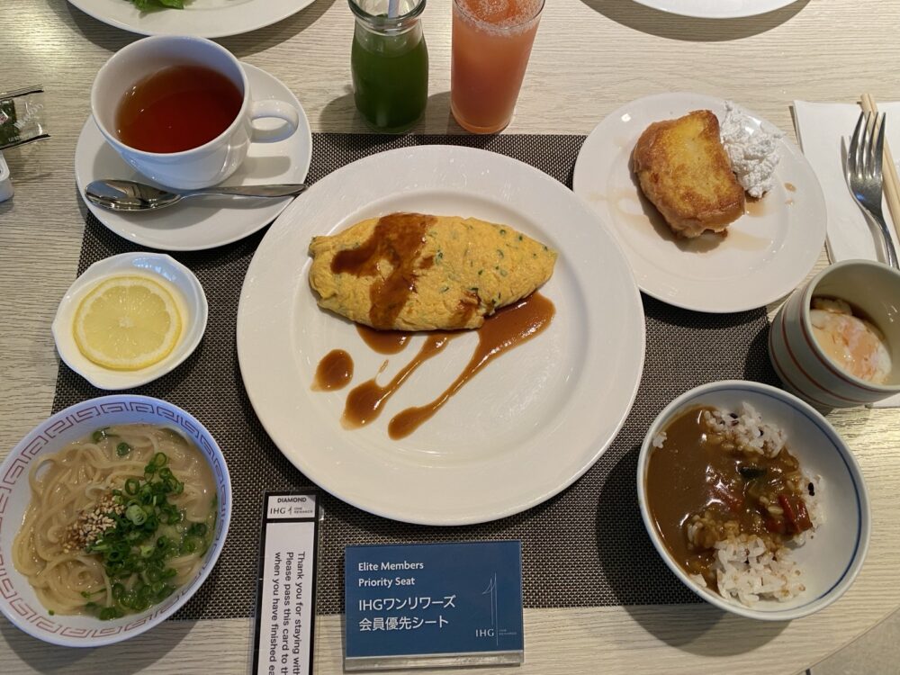 朝食のプレートと会員優先シートの札
