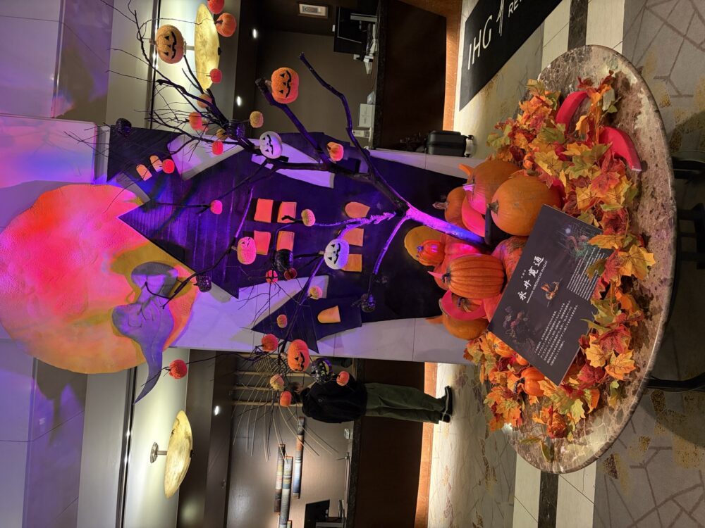 ロビーのハロウィンの装飾