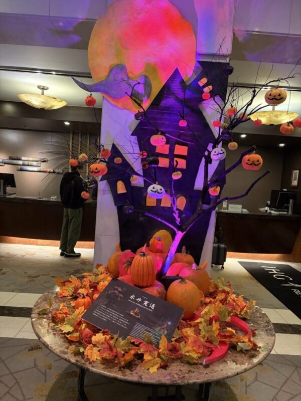 ロビーのハロウィンの装飾