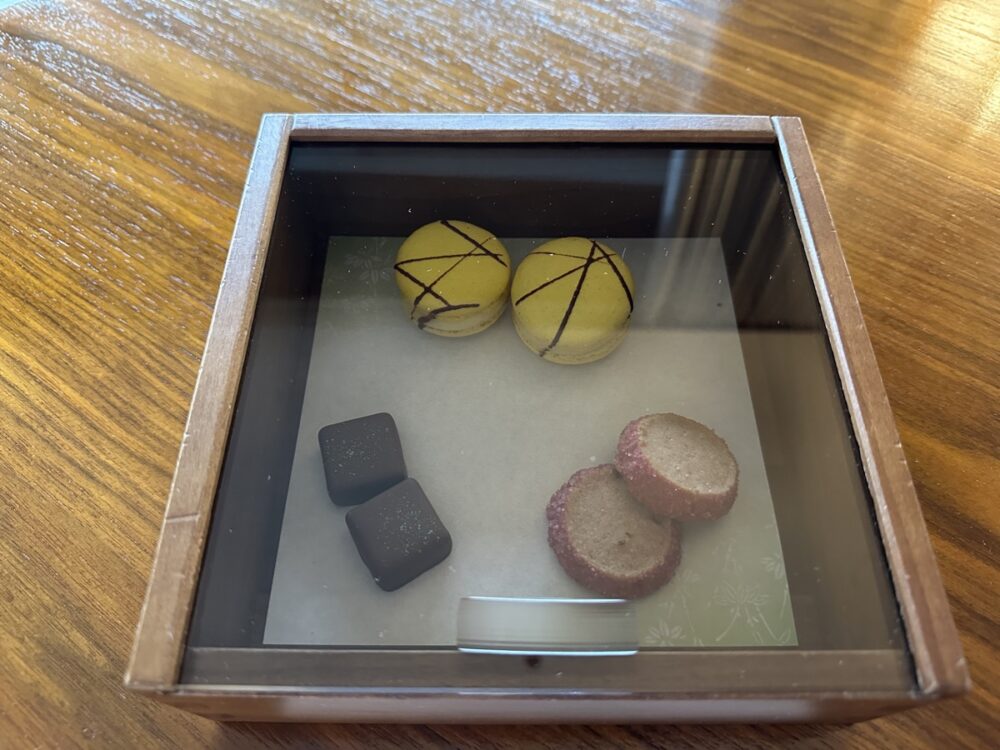 ウェルカムスイーツのピエール・エルメの菓子