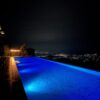 ライトアップされた夜のプールと別府の夜景