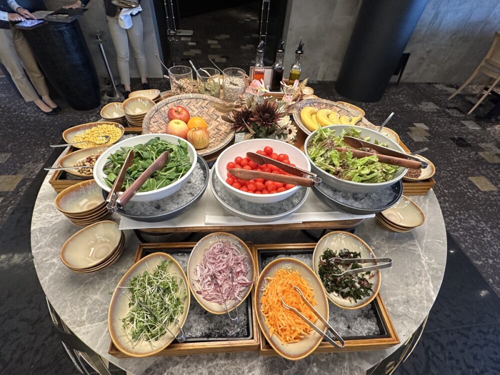 朝食ビュッフェのサラダバー