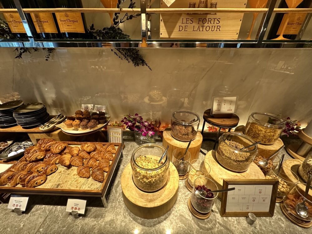 朝食ビュッフェのパンとペストリー