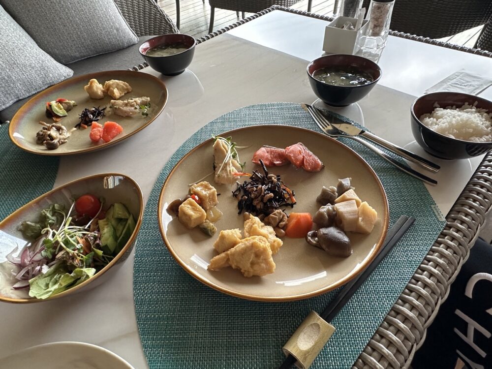 朝食で取り分けたプレートと味噌汁