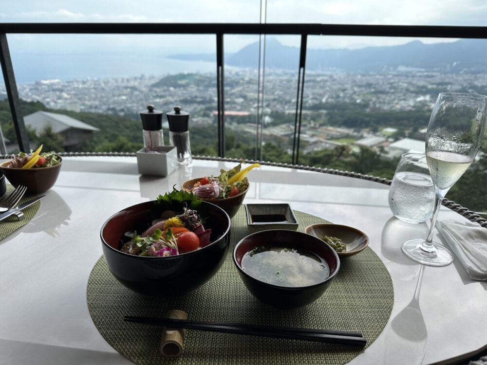 ランチの和定食と別府湾の眺め