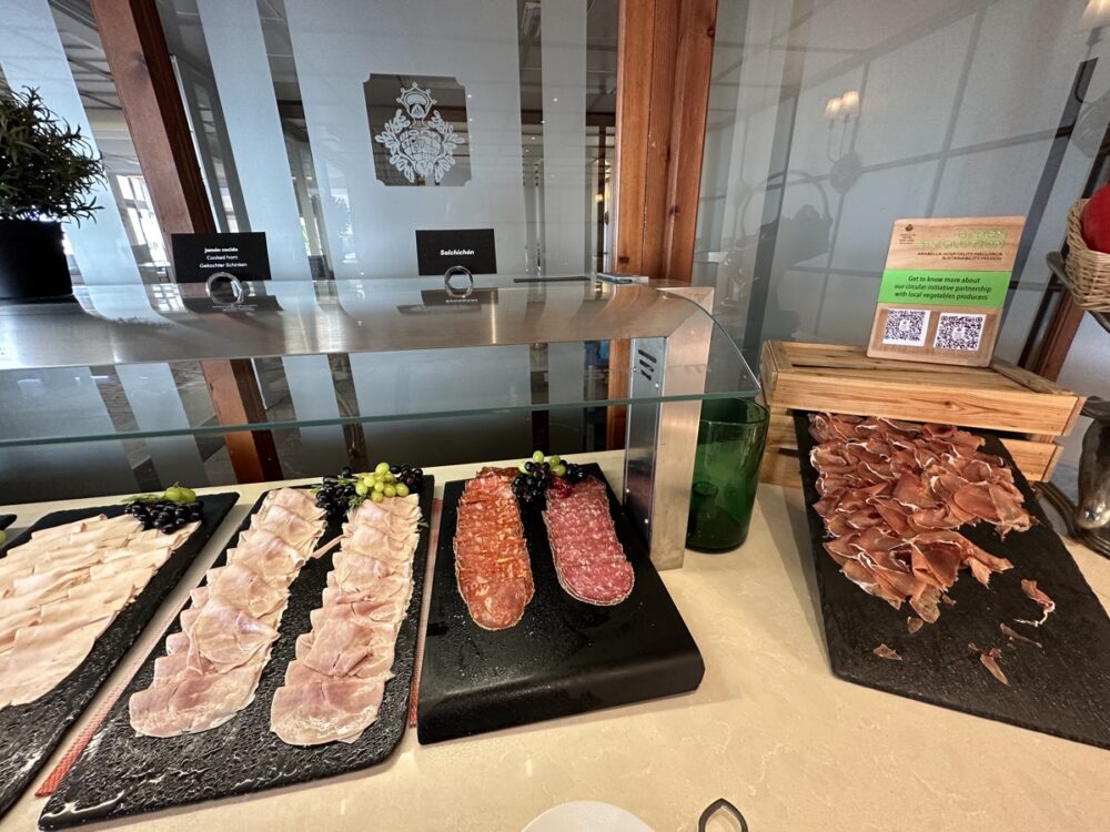 朝食ビュッフェの生ハムとハム類