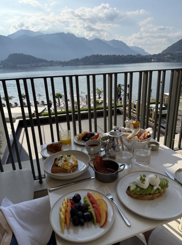 ザ レイク コモ エディション 上階の朝食全景