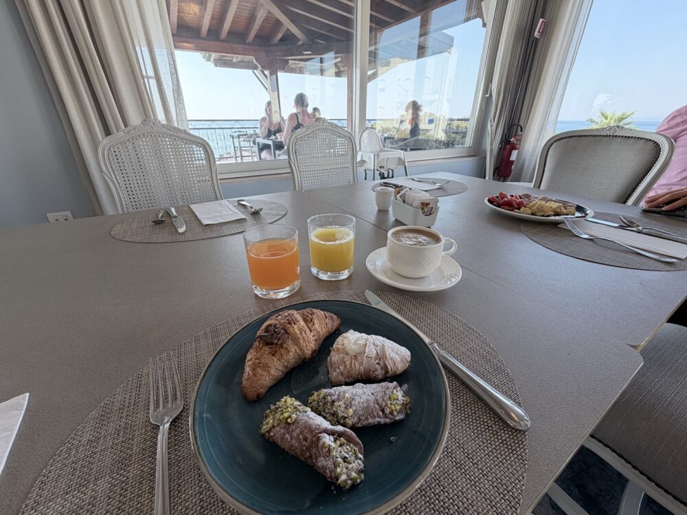 朝食。カンノーロとカプチーノ、正面は海