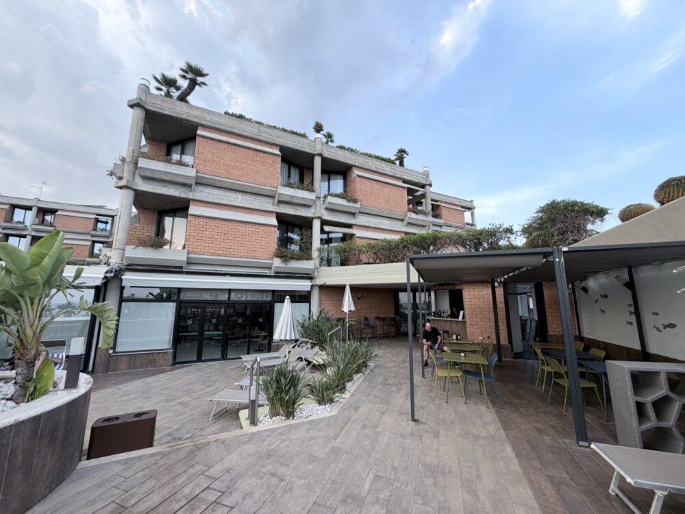プールサイドの建物。この一角にプールバーがある