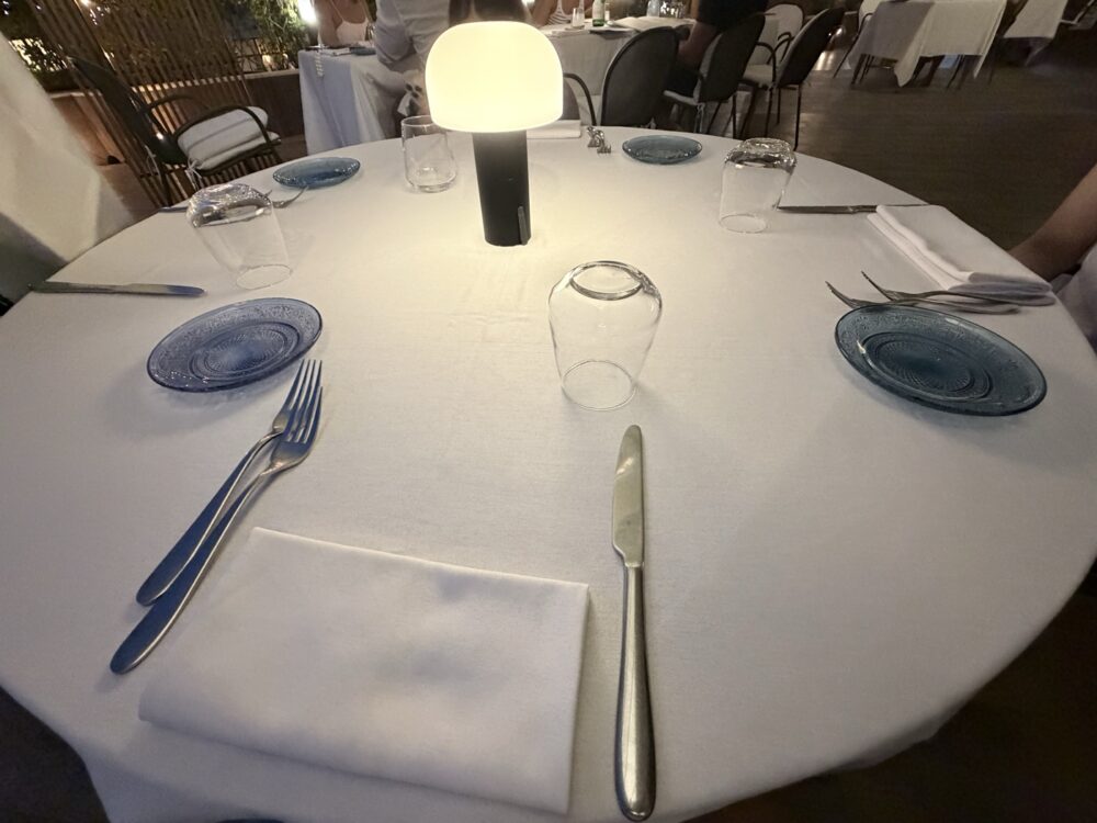 屋外のテーブル。日が落ちてから食事が始まる