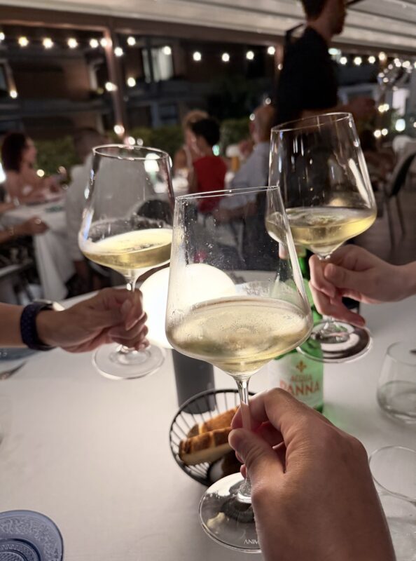 電球の下で乾杯