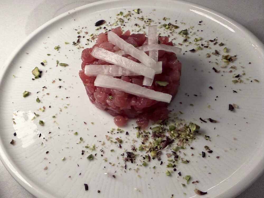 ツナのタルタル。ピスタチオがかかっている