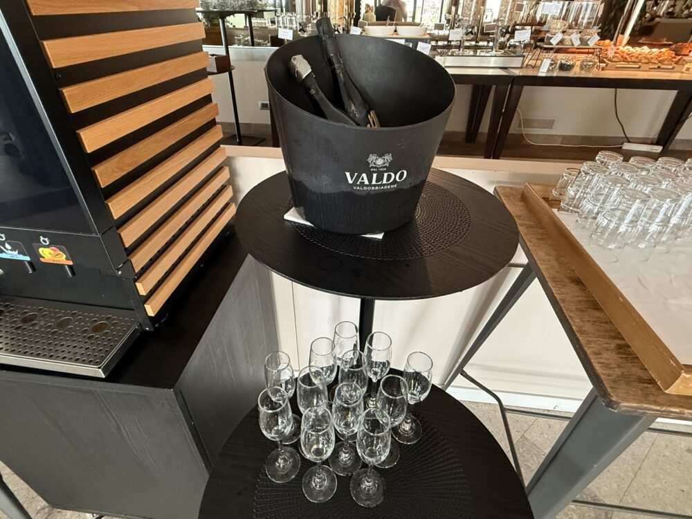 氷に入ったプロセッコ(VALDO ORIGINE)とフルートグラス