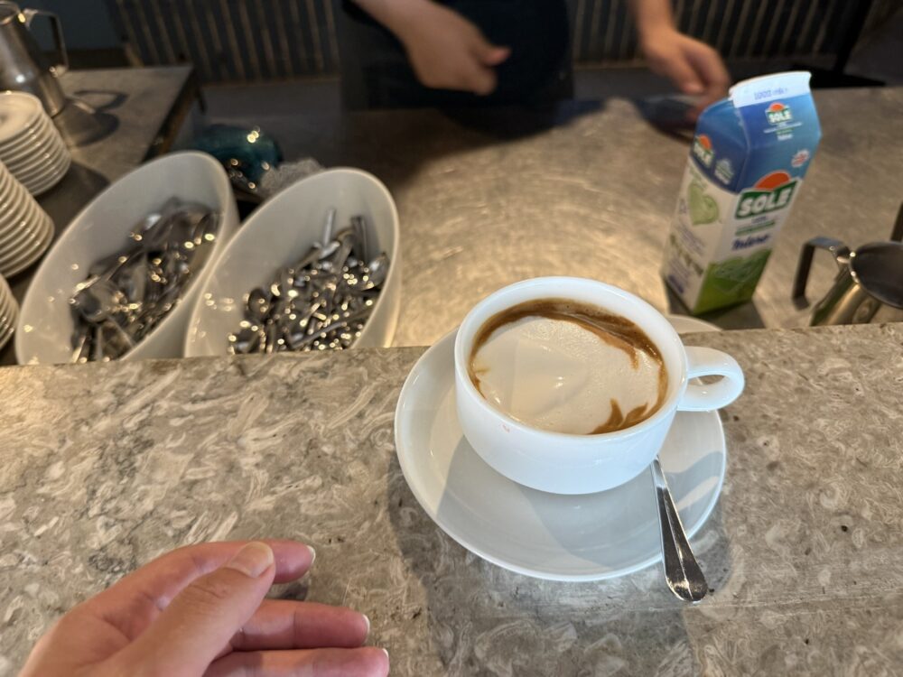 頼むとその場で作ってくれるカプチーノ