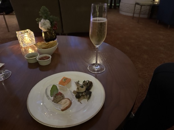 グランドハイアット福岡 カクテルアワーの一皿とシャンパン