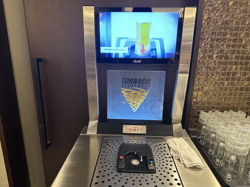 生ビールは自分で注ぎます