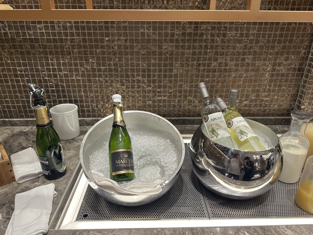 スパークリングワインは氷で冷やしてあります