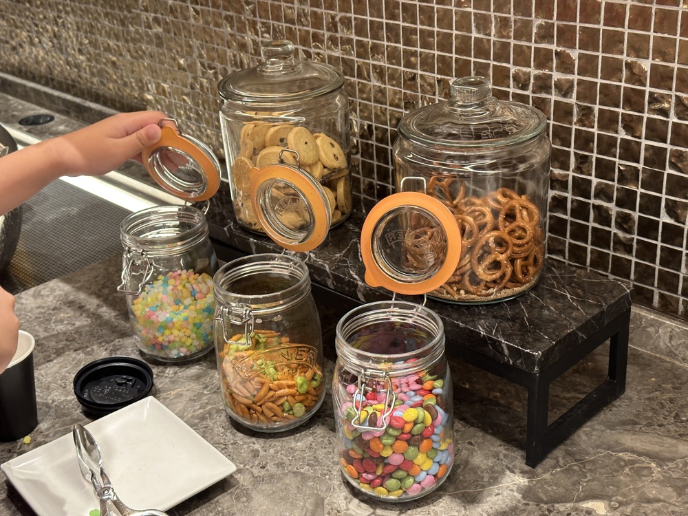 お菓子の瓶が並んでいます。お子さんが必ず寄ります
