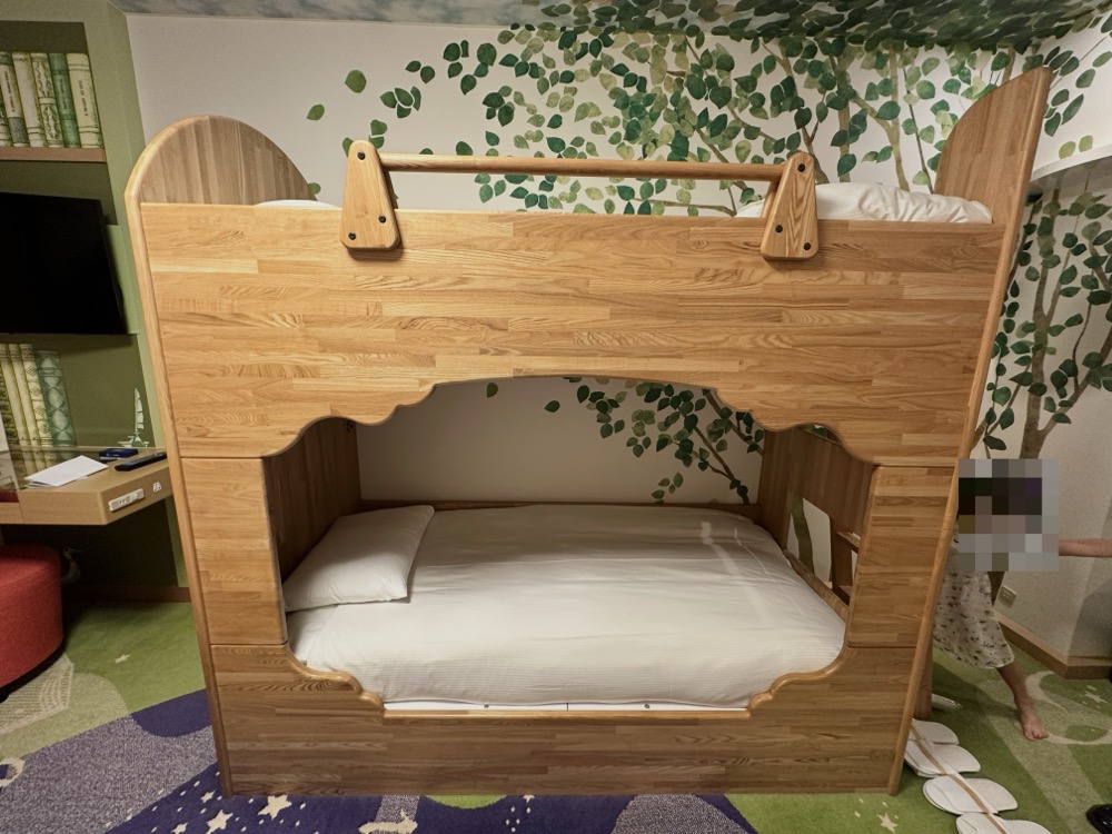 これが2段ベッドです。木のアーチの奥がベッドになっています