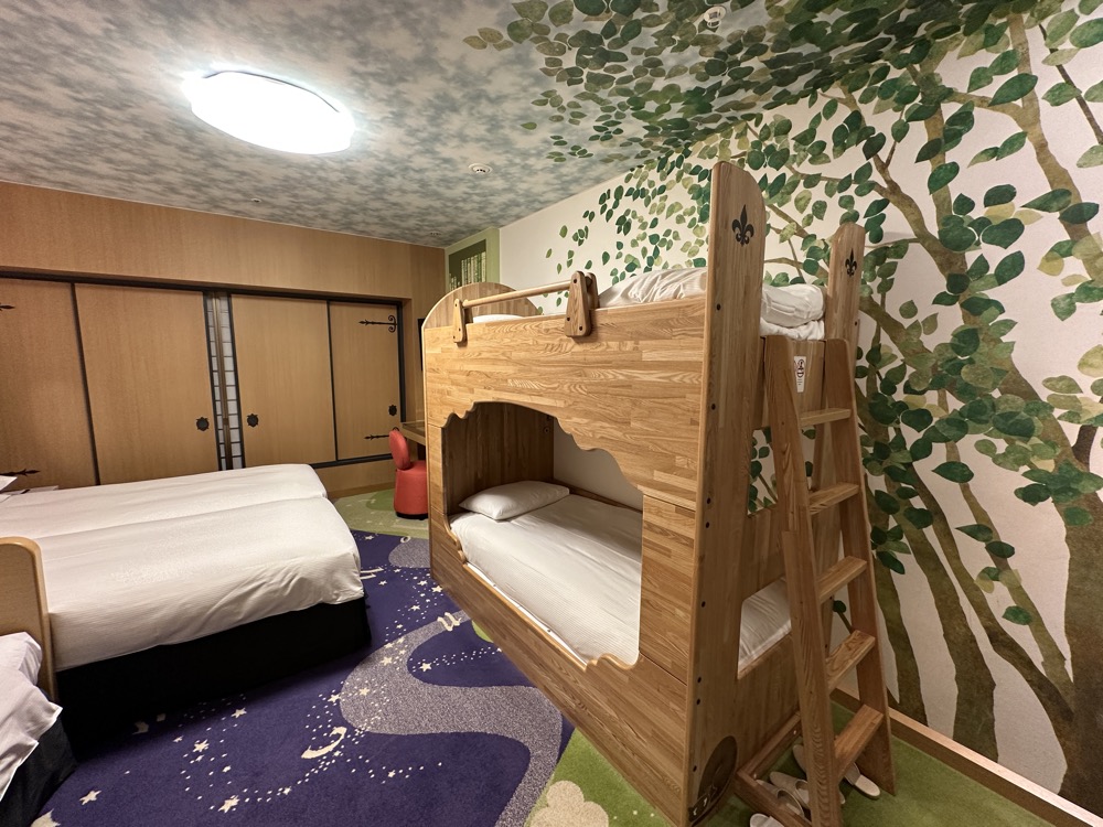 部屋の全体です。2段ベッドが2つあります