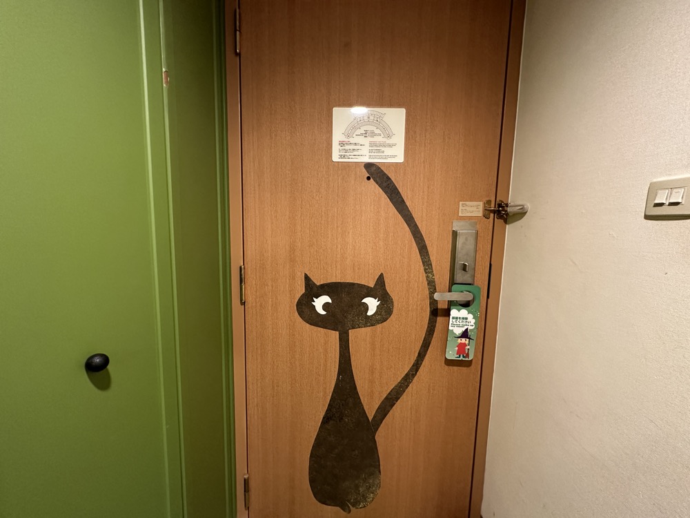 🔴部屋の扉にも猫がいます
