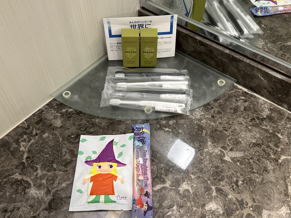 アメニティです。子供用の歯ブラシに魔女の絵が入っています