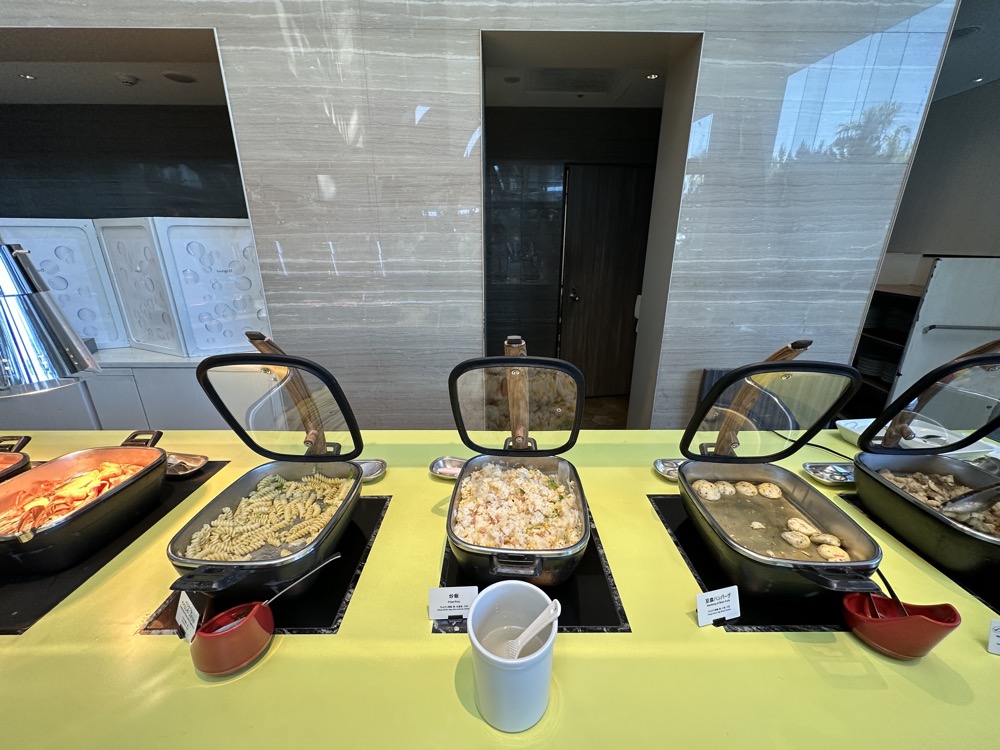 温かい料理は黄色い台にまとまっています