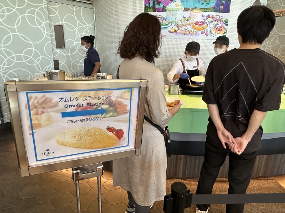 オムレツはその場で焼いてもらえます