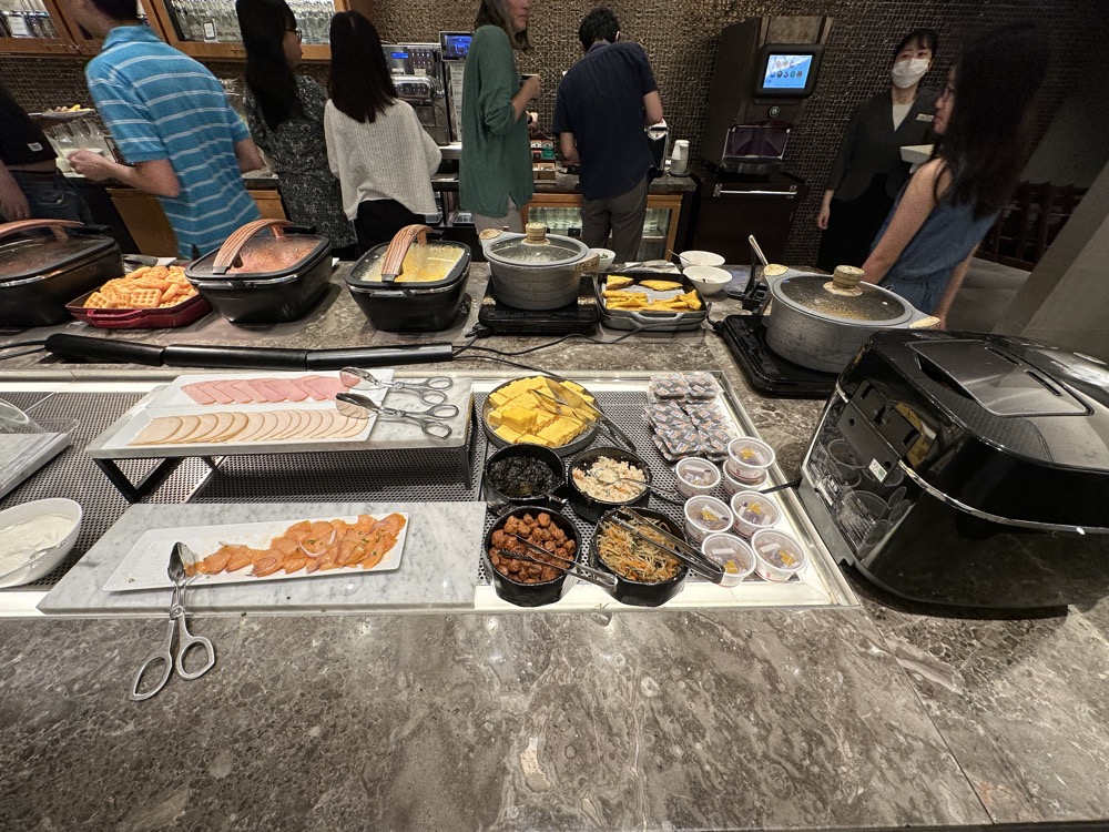 朝はこうなります。サーモン、ハム、卵焼き、和のおかず