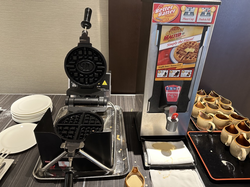 ワッフルの台です。生地は右の機械から自分でカップに出します