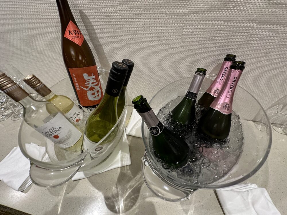 ラウンジのスパークリングワインと日本酒