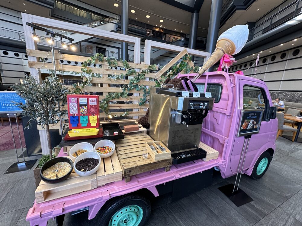朝食会場のピンクの移動販売車