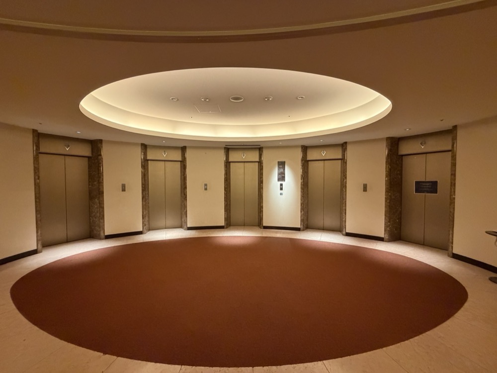 エレベーターホールです。丸い建物なので、絨毯も円いです