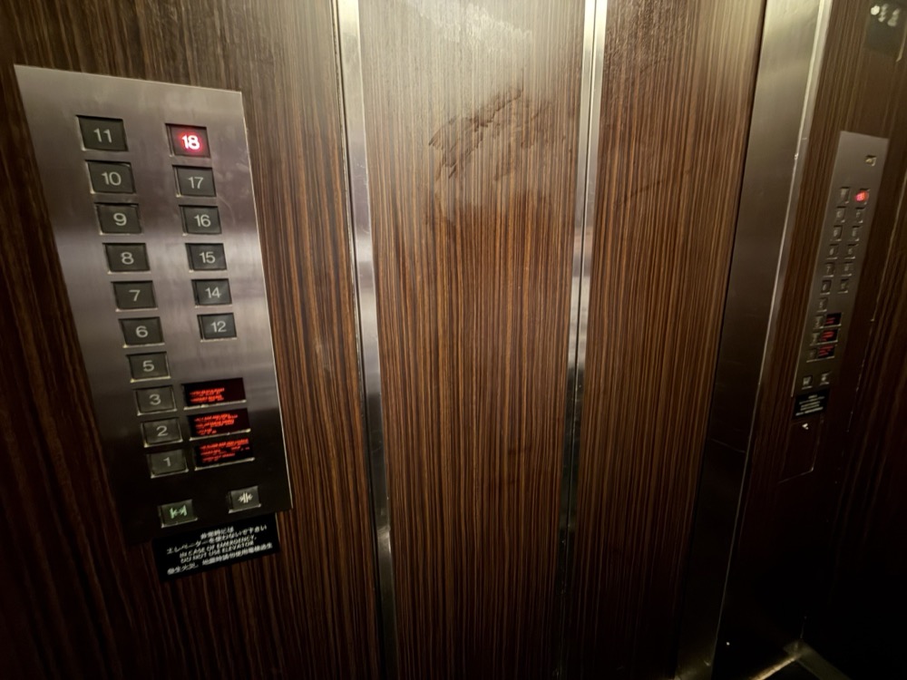 エレベーターの中です。18階まであります