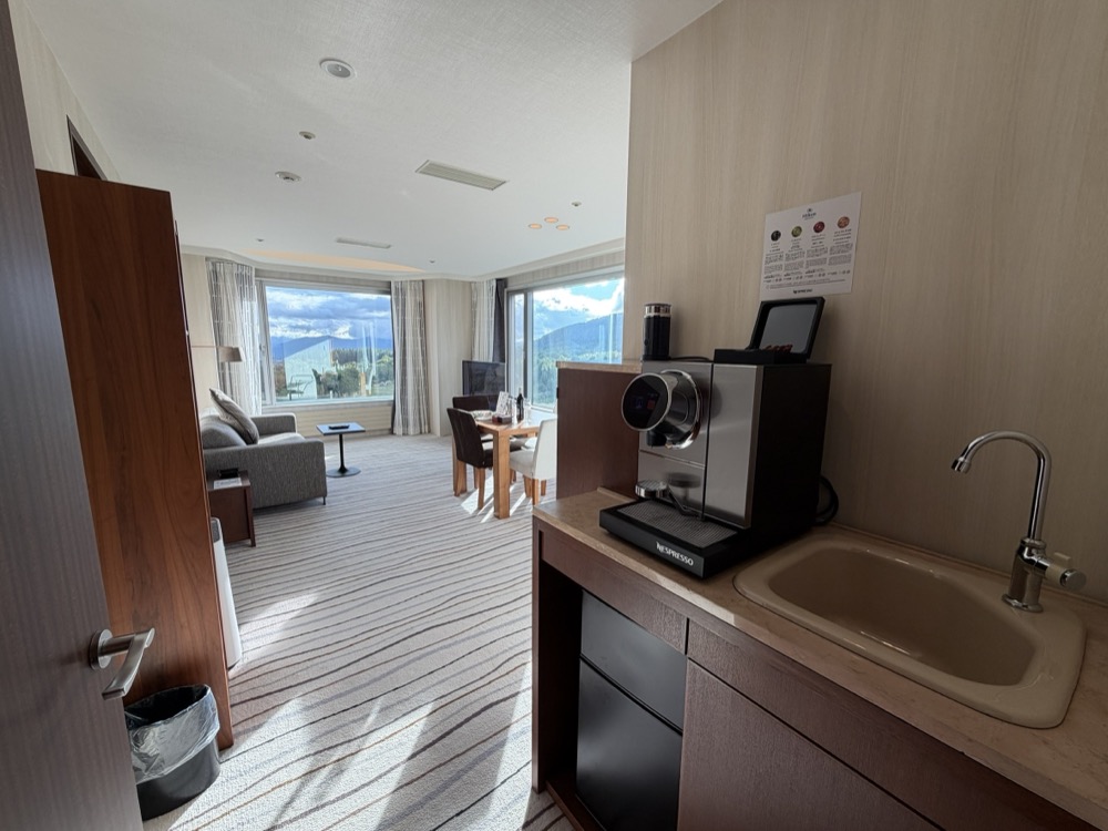 入ってすぐのところにネスプレッソとシンクがあります