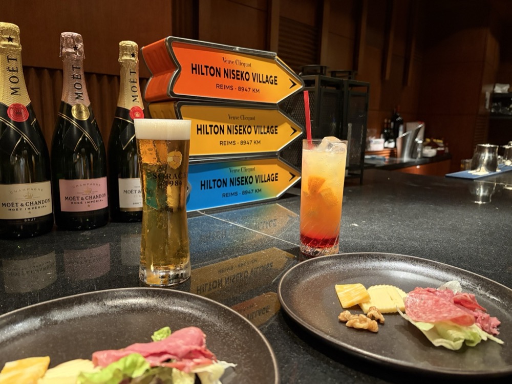 ビールとカクテル、チーズの盛り合わせです