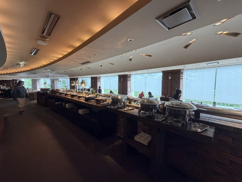 朝食の会場です。窓の外は緑です