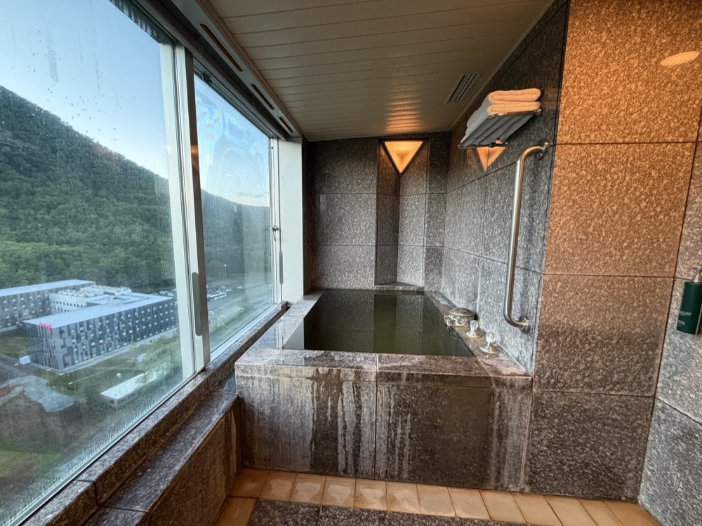 部屋の温泉です。窓の外はニセコビレッジの敷地です