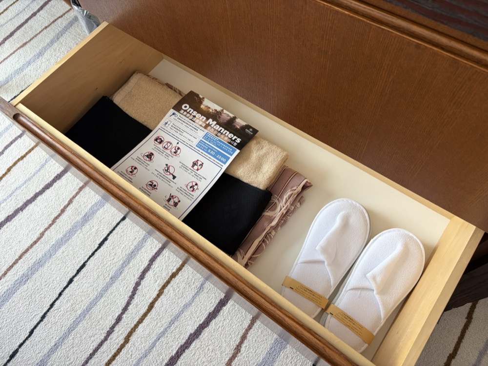 引き出しの中です。浴衣、帯、スリッパ、温泉の入り方の案内が入っています