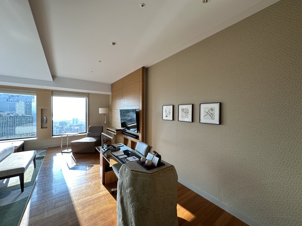 入口から見た部屋です。右の壁に絵が3枚、奥がテレビ、左が窓です