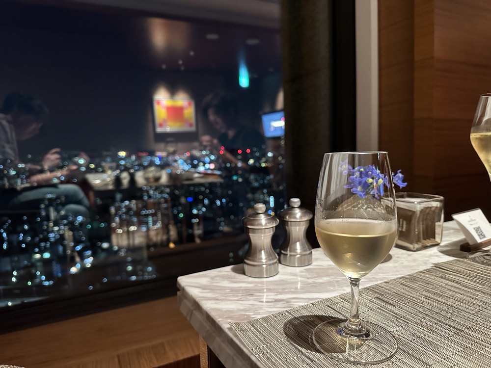 🔴夜はこうなります。窓の外が全部、大阪の夜景です