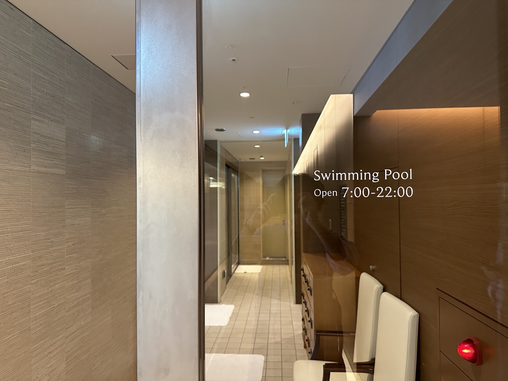 プールの入口です。ガラスに「Swimming Pool Open 7:00-22:00」と入っています